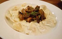 Untuk rasa creamy, coba campuran Beef Ravioli, Blue Cheese Sauce dan topping jamur. Restoran bisa mengolah saus blue cheese enak tanpa jejak pahit atau aroma keju kurang sedap.
