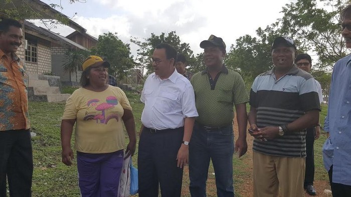 Ketika Ibu Ini Bertemu Sudirman Said di Saumlaki