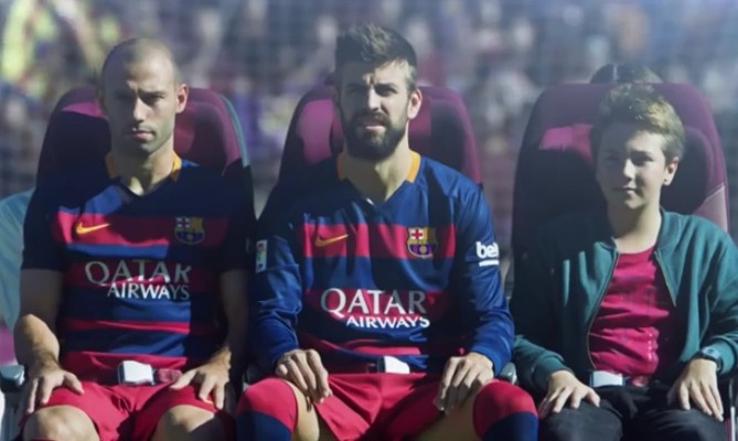 Mascherano dan Pique yang mempraktekan posisi duduk ketika pesawat sedang bermasalah (Youtube/Qatar Airways) Mascherano dan Pique yang mempraktekan posisi duduk ketika pesawat sedang bermasalah (Youtube/Qatar Airways)