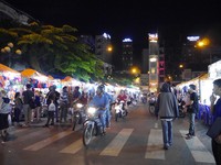 Letaknya di luar area Pasar Ben Thanh. Berbagai kios yang ada di sini menjual aneka buah tangan mulai dari aksesoris hingga lukisan khas Vietnam (Kurnia/detikTravel)