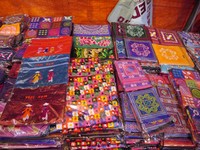 Tas dan dompet misalnya, terdiri dari aneka ukuran dan warna. Pengunjung tinggal memilih saja sesuai keinginan (Kurnia/detikTravel)