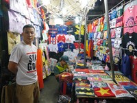 Untuk bisa mendapatkan harga yang murah, traveler harus tawar menawar dulu dengan pedagang. Tawarlah hingga setengah dari harga (Kurnia/detikTravel)