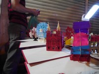 Di salah satu sisi pasar, ada aneka kartu ucapan 3D yang unik. Bentuknya bermacam-macam, seperti bianglala, figur gadis Vietnam yang bersepeda, hingga gereja kuno yang jadi landmark Ho Chi Minh City (Kurnia/detikTravel)
