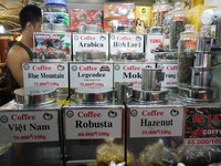 Traveler pecinta kopi juga bakal puas belanja di Ben Thanh. Banyak pilihan kopi Vietnam yang bisa dibeli (Kurnia/detikTravel)
