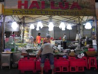 Setelah lelah berbelanja, wisatawan bisa istirahat sejenak sambil menikmati kuliner seafood. Kalau mau berjalan sedikit ke luar area pasar ada pula pedagang Banh Mi, sandwich khas Vietnam (Kurnia/detikTravel)