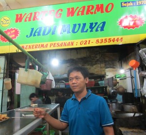 Penarik Becak yang Sukses Mendirikan Warteg Warmo di Jakarta