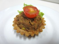 Rendang Pies terdiri dari suwiran daging rendang, lembaran selada, dan tomat ceri segar. Rasanya pedas dengan semburat manis. Pencinta rendang wajib mencicipnya!