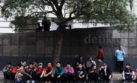 Para pekerja di tempat pembelanjaan dan perkantoran disekitaran Thamrin dipulangkan lebih cepat karena adanya peristiwa ledakan tersebut.