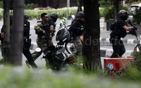 Pasukan gegana dari kepolisian saat ini terus merangsek masuk ke dalam Gedung Cakrawala di jalan Thamrin, Jakarta Pusat, (14/01/2016).