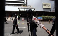Gedung tersebut dijaga ketat aparat kepolisian.     