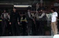  Aparat polisi bersenjata lengkap juga tampak berjaga di Sarinah.
