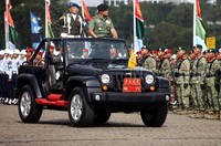 Panglima TNI melakukan inspeksi pasukan.