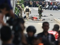 Proses ini mendapat perhatian ratusan warga.