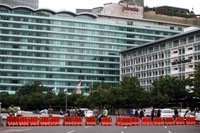 Polisi juga menutup lalu lintas di Thamrin.