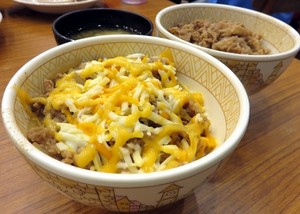 Sukiya: Sedapnya Rice Bowl dengan Topping Irisan Daging dan 3 Jenis Keju