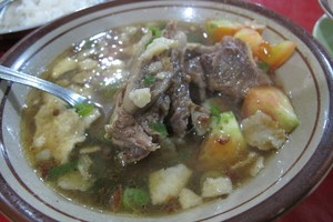 Di Warteg Juga Ada Menu Sop Iga dan Gurame Goreng
