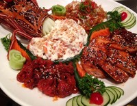 Terdapat 9 course dalam set menu yang bernuansa Imlek. Untuk pembuka ada Pullman Cold Cut Combination berisi paduan olahan ubur-ubur, lobster, gurita kecil dan pork cha siew.
