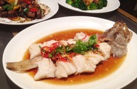 Steam Live Garoupa with Leek, Chilli and Superior Ginger Soya Sauce jadi pilihan makanan sehat sekaligus enak.