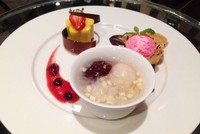 Santap malam tidak lengkap tanpa dessert ​istimewa​. Set menu juga sudah termasuk Mango Puding, Chilled Lychee & White Fungus and Berry Coulis.