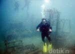 Diving Sambil Selfie di Forklift
