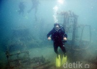Kendaraan yang biasanya dipakai khusus mengangkat dan memindahkan barang jarak pendek ini 'nangkring' di dasar laut. Pool/Arifin/detikFoto.