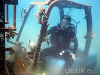Jumlahnya 3 unit dan berada di spot yang tak jauh dari Pantai Pasir Putih. Para penyelam menyebutnya 'Forklift Point'. Pool/Arifin/detikFoto.