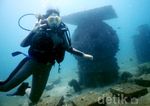 Diving Sambil Selfie di Forklift