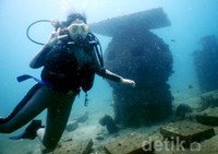 Bahkan, para penyelam juga bangga bisa foto bersama forklift di dasar laut. Pool/Arifin/detikFoto.