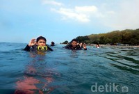 Mungkin forklift di dasar laut itu yang pertama di Indonesia. Pool/Arifin/detikFoto.