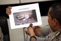 Ada lima pelaku teror yang mati dalam bom Thamrin. Ada yang mati terkena bom dan juga ada yang mati ditembak polisi.