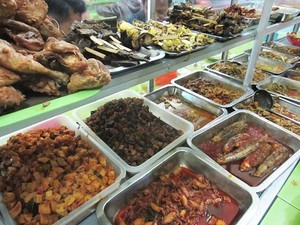 Punya Uang Rp 5.000? Bisa Lho Makan Kenyang di Warteg Ini