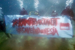 Keren! Penyelam Gelar Aksi #KamiTidakTakut di Bawah Laut Situbondo