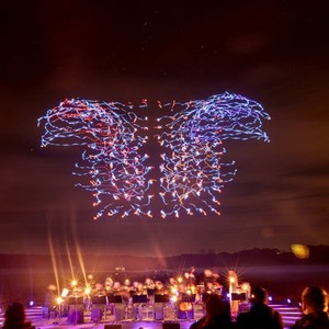 Keren! 100 Drone Menari di Udara