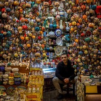 Kios ini adalah milik Hasan Ayazgok. Dia menjual aneka kerajinan keramik dengan motif khas Turki yang kaya dengan warna (Getty Images)