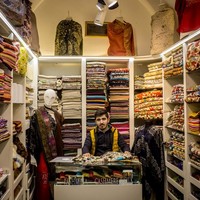 Ada pula kios kain khasmir, sutra serta selendang pashmina milik Burak Erdogan. Traveler bisa berbelanja ke kios milik Burak untuk selembar kain cantik dengan motif khas Timur Tengah (Getty Images)