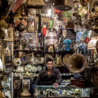 Selain kain bermotif cantik dan keramik, traveler juga bisa mampir ke kios barang antik milik Timur Yildirim. Traveler bisa berburu aneka benda unik, yang pastinya tidak bisa didapatkan di tempat lain selain di Grand Bazaar, Turki (Getty Images)