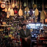 Grand Bazaar juga menyediakan kebutuhan alat musik di kios milik Ahmet Tan. Aneka gitar klasik serta tradisional dijual di sini. Ahmet juga menjual aneka jenis pipa untuk menghisap shisa dengan bentuk dan ukiran yang menarik. (Getty Images)