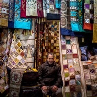 Ada pula kios milik Yasin Kizilkaya yang menjual aneka karpet, kain tenun serta permadani yang indah. Motif khas Timur Tengah bisa dijumpai dengan mudah di kios seprti milik Yasin (Getty Images)
