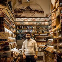 Di Grand Bazaar juga tersedia kios oleh-oleh berupa cokelat dan manisan khas Turki. Salah satu tempat dimana traveler bisa membelinya ada di kios milik Hasan Ramo ini (Getty Images)