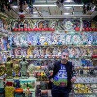 Tak ketinggalan, traveler mesti mampir ke kios milik Huseyin Erdogan. Dia menjual aneka keramik bermotif cantik yang bisa traveler jadikan suvenir sebagai tanda pernah berkunjung ke Grand Bazaar Turki (Getty Images)