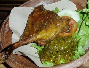 Tambah Semangat dengan Makan Bebek Sambal Hijau yang Gurih Pedas