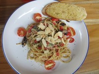 Spaghetti aglio olio dimasak dengan bawang putih dan minyak zaitun. Pelengkapnya sepotong roti, tomat ceri, almond iris, dan keju parmesan. Ada pula potongan jamur champignon diantara pasta. Nyamm!