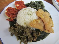 Suka nasi campur? Nasi campur gyutan don a la Fitzroy ini wajib dicicip. Lauknya beragam, mulai dari lidah sapi cabe hijau, telur balado, sayur daun singkong, hingga kulit ayam.