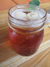 Segelas Ice Lychee Tea ini cocok jadi pembilas dahaga. Potongan buah cerinya terasa manis dan segar. Slurpp!