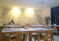 Arasseo berlokasi di Jl. Senopati Raya No. 16. Tempat ini tidak terkesan seperti umumnya restoran Korea. Interiornya tampak simple dengan sentuhan gaya Skandinavia.