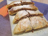 Hotteok, pancake Korea dengan isian kayu manis, cincangan kacang tanah dan brown sugar. Tekstur luarnya agak garing dengan bagian dalam cukup kenyal. Enak walau sedikit kemanisan.