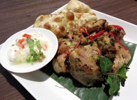 Chicken malai tikka, potongan daging ayam dengan aroma gurih ini disajikan dengan roti naan dan saus yoghurt segar. Nyam!