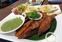 Lamb seekh kabab rasanya gurih berempah dan cocok bagi Anda pecinta daging domba.