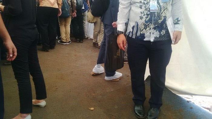 Lokasi Proyek Kereta Cepat Becek, Pria Berjas Ini Pakai Sepatu Dibungkus Plastik