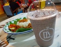 Ice Blended Cookies and Cream Frapucinno bisa jadi temen kumpul dengan teman.